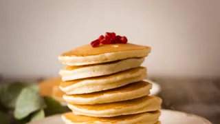 Взбиваем яйца с молоком – на выходе гора пышнейших оладий: такой вкусноты вы в жизни не пробовали