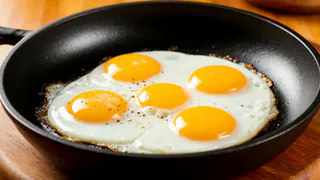 Не сало и не масло: на чём жарят яичницу умелые хозяйки — запомните раз и навсегда