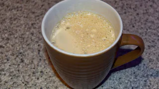 Правда ли, что кофе с молоком вреднее, чем просто кофе — объясняет врач-диетолог