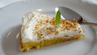 Крошим печенье и заливаем творожной массой – шикарный сливочный торт готов: тает в рту