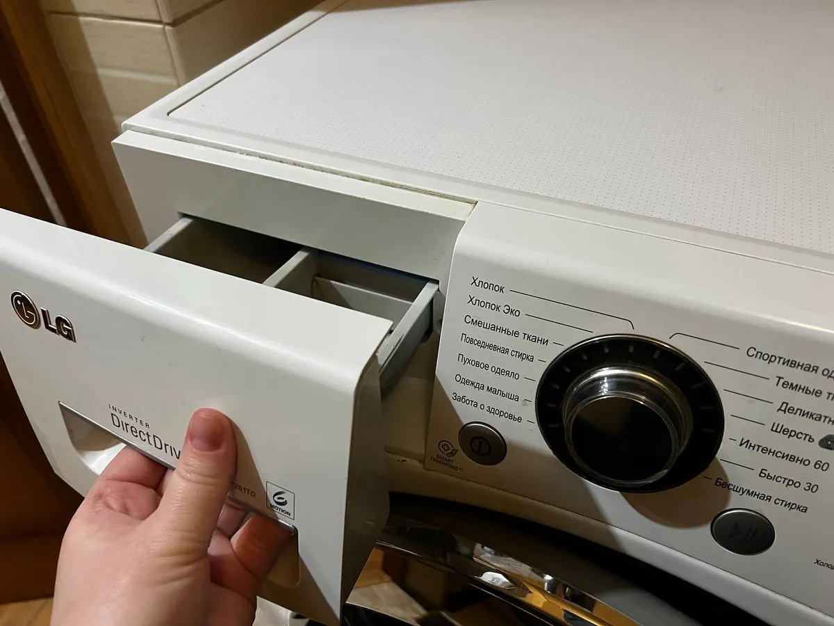 Мастер дал однозначный ответ: когда правильно засыпать порошок в стиральную машину - до или после стирки