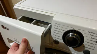 Мастер дал однозначный ответ: когда правильно засыпать порошок в стиральную машину - до или после стирки