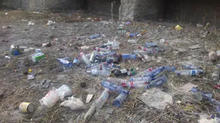 Жалоба читателя: горы мусора в самом центре города - фото