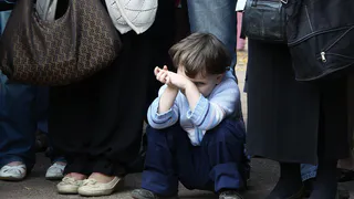 «Бабушка запрещала говорить слово "ой"»: 10 историй повзрослевших детей о странных запретах