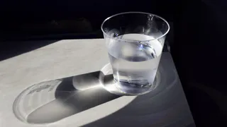 Вот для чего в Грузии всегда ставят стакан воды у кровати - полезный лайфхак