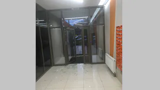 В Рязани квартиросъемщики выбили стекла во входной двери 