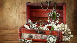 Сыктывкарка два года крала у соседки драгоценности и сдавала их в ломбард