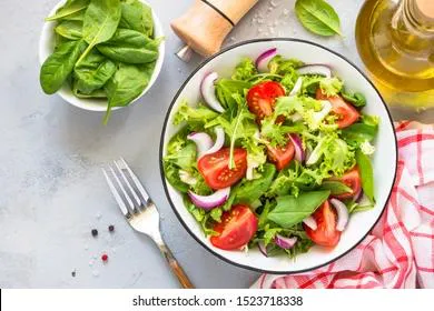 Меню для дачи: закуска из помидоров с чесноком и зеленью