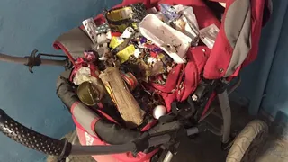Рязанские хулиганы забросали мусором детскую коляску