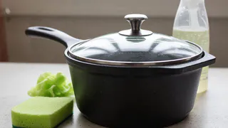 Как легко отмыть стеклянные крышки от старого жира: грязь сойдет сама за пару минут