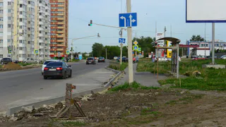 Крайне опасно: на ул.Большая нет тротуаров и пешеходы ходят по краю проезжей части