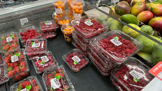 Эта ягода — самая опасная: а мы ее покупаем как деликатес, еще и детей заставляем есть