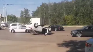 Вероятно, спешил: на мосту в сторону Приокского перевернулся автомобиль