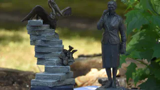 В Педагогическом сквере Рязани начали установку памятника учителю