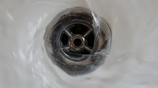 Засыпаю в слив 1 стакан — засор уносит в трубу воронкой: вот что творит порошок из аптеки — конец мучениям с вантузом