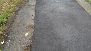 Жителей Приокского возмутил небрежно уложенный асфальт на пешеходной дорожке