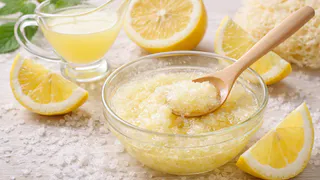 Смешала простые ингредиенты для скраба — чёрные точки стали почти незаметны: все есть на кухне