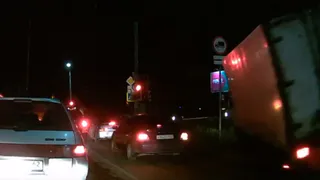 На улице Бирюзова грузовик вылетел с дороги