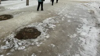 Рязанка жалуется на лед: "В центре посыпают песком, а про окраины забывают"