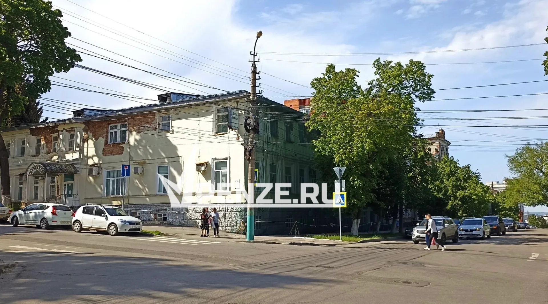 На Карла Марса в Пензе с крыши многоэтажки рухнули кирпичи