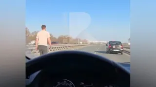 В Рязани на проезжей части заметили идущего мужчину