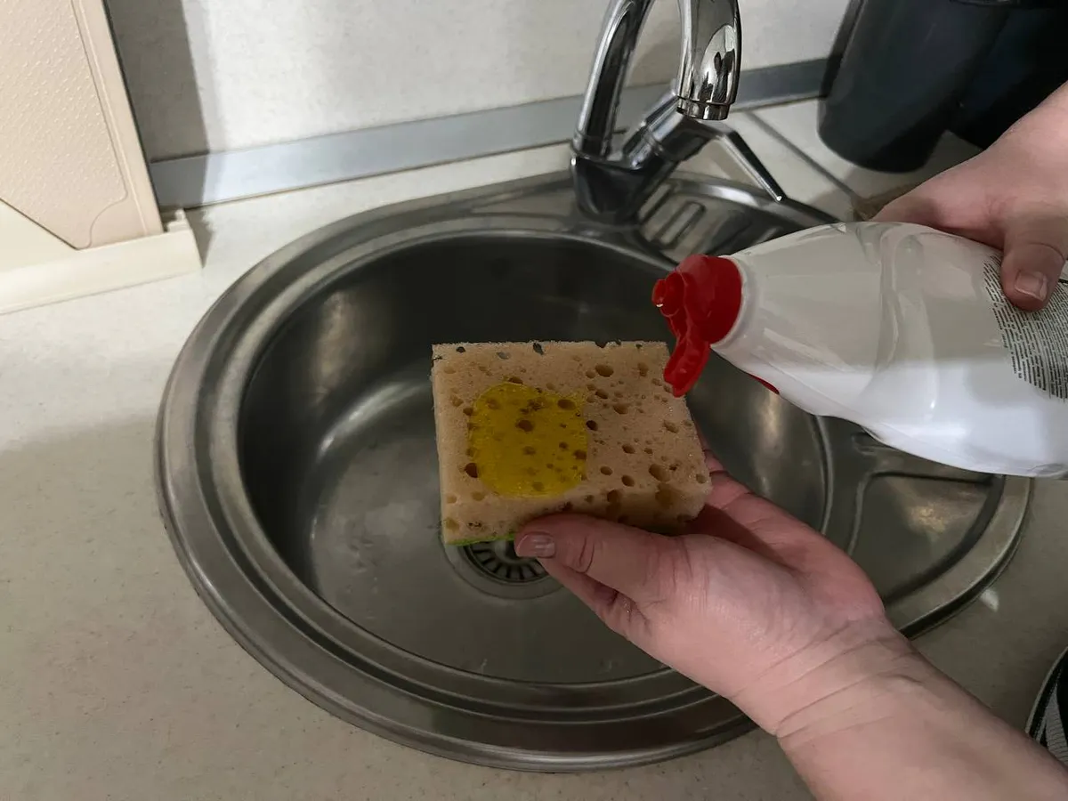 Назван самый популярный гель для мытья посуды: отмывает до блеска даже в холодной воде и стоит копейки