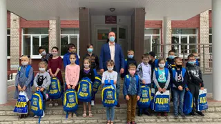 Организатор акции «Собери ребенка в школу» депутат Брянской областной Думы Сергей Антошин посетил брянские школы.