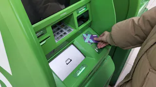 С апреля часть карт "Мир" может перестать работать - вот какие перестанут принимать в магазинах