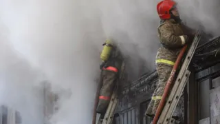 Брянские пожарные спасли человека из горящего дома