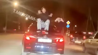 Сыктывкарские полицейские наказали водителя и пассажиров за опасные трюки на дороге