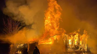 Владимирские пожарные предотвратили распространение огня с одного строения на близлежащие