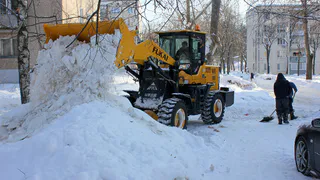 Сугроб во дворе? Так мы ее с грязью разровняем!