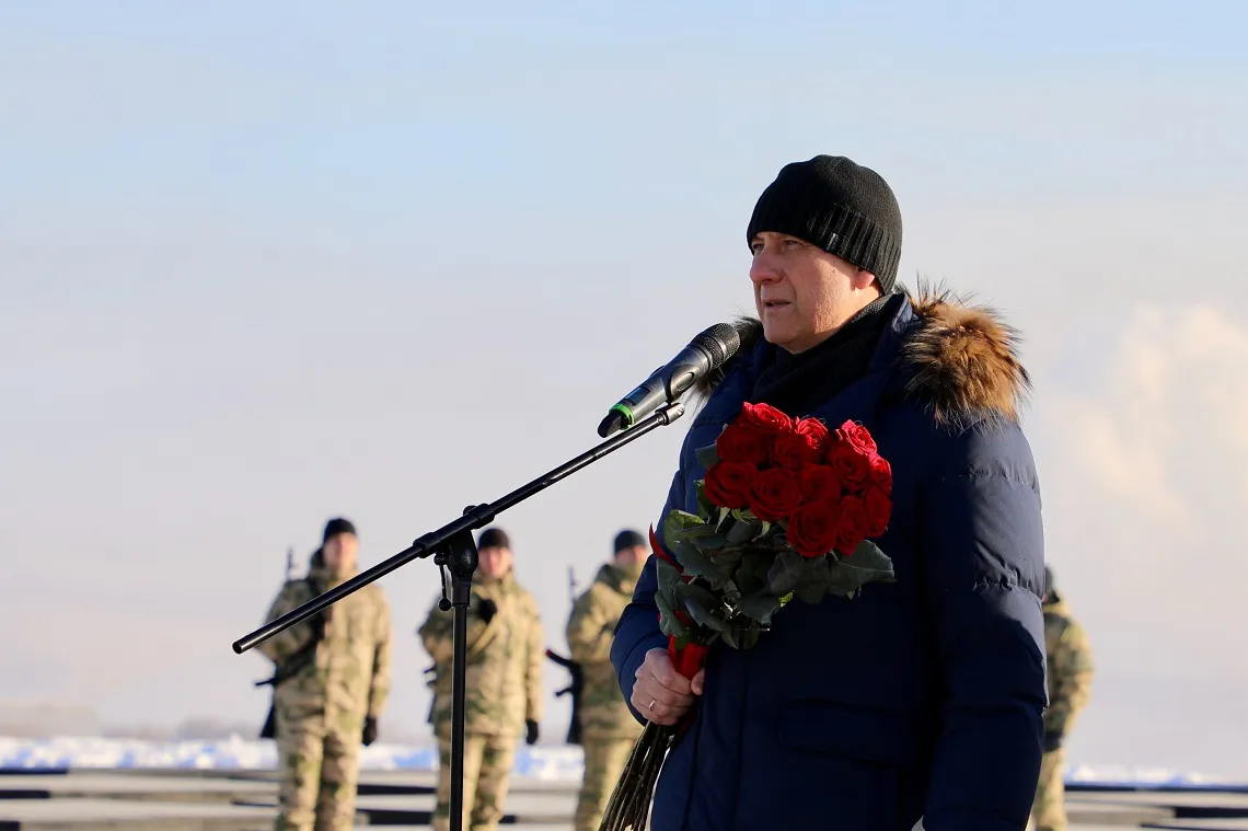 В Магнитогорске почтили память защитников Отечества у памятника "Тыл-фронту"