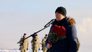 В Магнитогорске почтили память защитников Отечества у памятника "Тыл-фронту"