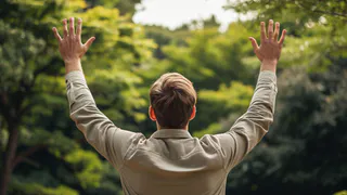 Смочите тампон и протрите подмышки: избавитесь от запаха пота на целый день — лайфхак советских времен