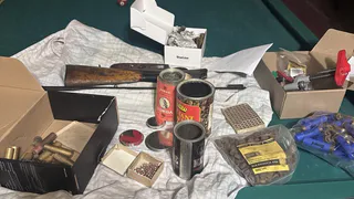 Полицейские нашли порох, патроны и ружье в гараже воркутинца