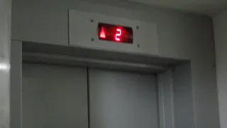 "Ежедневно в нём застревают люди": рязанец пожаловался на ужасающее состояние лифта