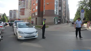 Требование инспектора ГИБДД: законно ли приглашение в патрульный автомобиль — ответ автоюриста