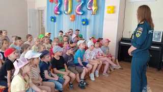 Сотрудники регионального МЧС научили детей безопасно купаться