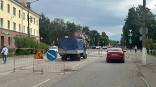 В Глазове на улице Короленко провалился асфальт на проезжей части