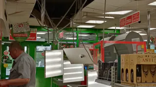 Последствия урагана: в одной из рязанских “Пятерочек” пробило потолок