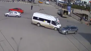 На площади Театральной столкнулись маршрутка и легковушка