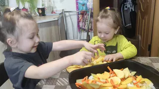 "Я у мамы молодец": рязанка гордится дочками, которые готовят картошку в духовке