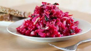 Почему в советских столовых винегрет был вкуснее? Весь секрет в этой заправке - рецепт