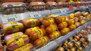 Недорогая, но качественная: Роскачество определило высококачественную колбасу для "оливье"