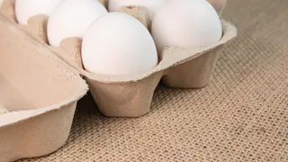 Опускаю лотки от яиц в погреб — и всю зиму не верю своему счастью: нужны не для хранения урожая — эффект дорогого стоит