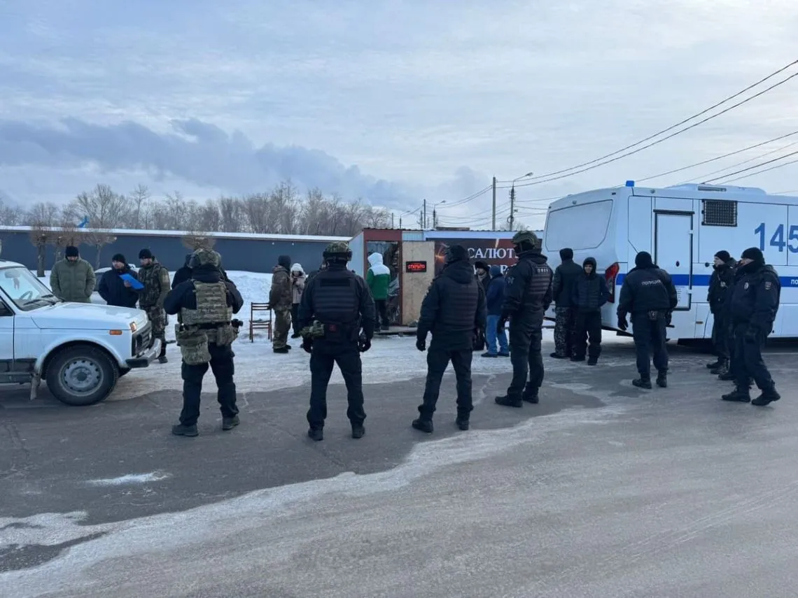 В Магнитогорске прошли проверки на рынках: ОМОН выявил нарушения миграционного законодательства