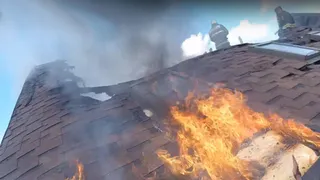 Рязанский пожарный рухнул с крыши горящего здания