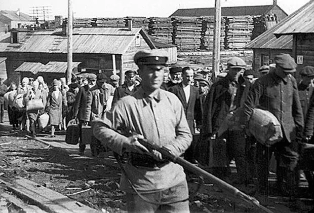 Потомки репрессированных при Сталине граждан начали получать компенсации