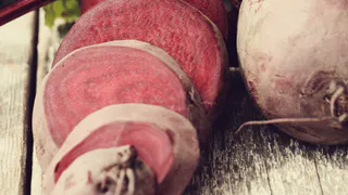 Перестала варить свеклу часами — хватает 15 минут: достаточно уловки при варке — выходит вкуснее и без запаха на весь дом